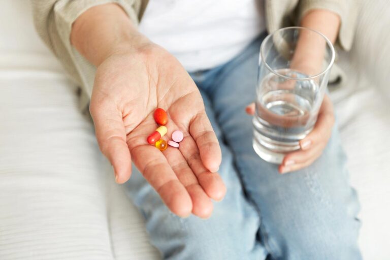 pildoras-tabletas-vitaminas-medicamentos-amontonan-manos-maduras